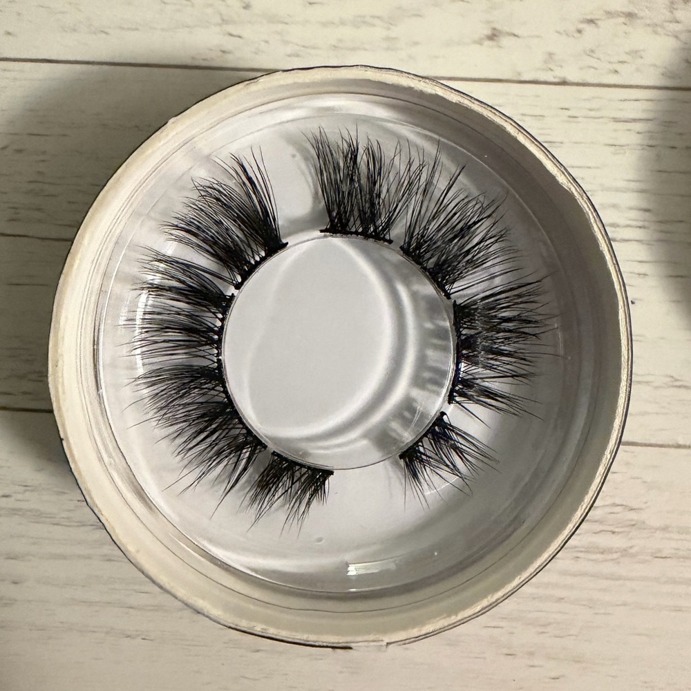 Black Dramatic False Eyelashes - Flared Volume Lashes